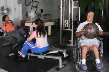 Inicio Fotografía de una actividad grupal en la sede de la Asociación Amigos con Calor Humano. En la imagen se observa la interacción entre profesionales de la salud y familias, promoviendo la inclusión y el desarrollo de autonomía para personas con discapacidad.