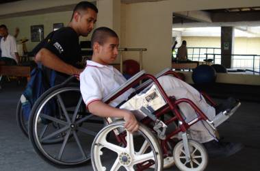Inicio Grupo de jóvenes y adultos con discapacidad participando en taller de vida independiente, acompañados por profesionales de la Asociación Amigos con Calor Humano.