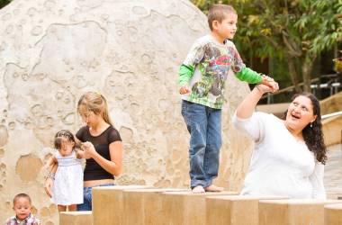 Inicio Madres y niños en ambiente exterior, compartiendo actividades lúdicas y acompañamiento afectivo, representando hogares de protección y cuidado especializado.